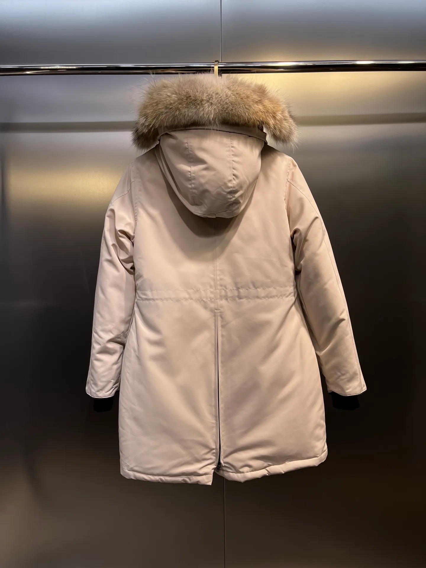 P860 Canada goose/Canada Goose 05 model 2580LA CANADA GOOSE/Canada Goose Rossclair parka women's down jacket, authentic original clothing molding, all accessories are custom-made from the original factory. This model is very unique. The zipper at the back can be opened to change into a dovetail style, with diagonal pockets and a layer of hidden pockets underneath. The official website has become a popular model. The softness and hardness of the fabric are compared with the genuine ones. It can be restored by kneading at will (fabric misunderstanding: fabrics with high hardness are not waterproof. Only those who buy the latest genuine version this year will notice the softness and comfort of the fabrics). The down is synchronized with the genuine white duck down. It is fluffy and not lumpy. The electronically controlled down charging machine is used to fill the zippers with customized genuine YKK zippers. High hardness and no lag. The fur collar is purchased from the same manufacturer as Wolf Hair. (Cooperative factory 2019 Canadian wolf skin auction and Big Goose official auction of wolf skin fur collars on the same site) All workmanship and wiring are controlled by workers with more than ten years of service. They must be horizontal and vertical, and are not crooked. The density of the inner wiring is more exquisite. Compare at will. Big goose label, collar label, washed label, hang tag, zipper rope, pocket label, back label, collar velvet, Velcro fasteners, all details of the cuffs are updated simultaneously with the original product, the best version, and the most complete color matching. The fighter in World 05 battles various world goods. Size: XS-XL